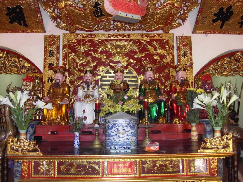 bài trí bàn thờ mật tông