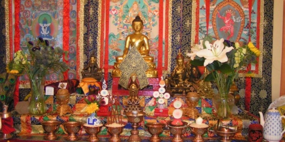 bài trí bàn thờ mật tông