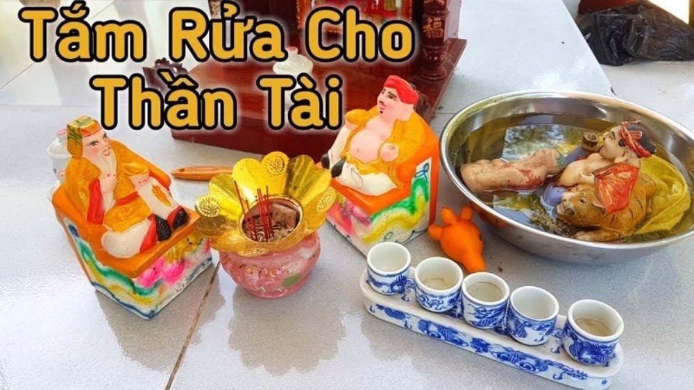 Cách tắm mưa cho ông Thần Tài, Thổ Địa