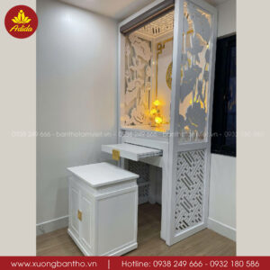 bàn thờ đứng chung cư màu trắng