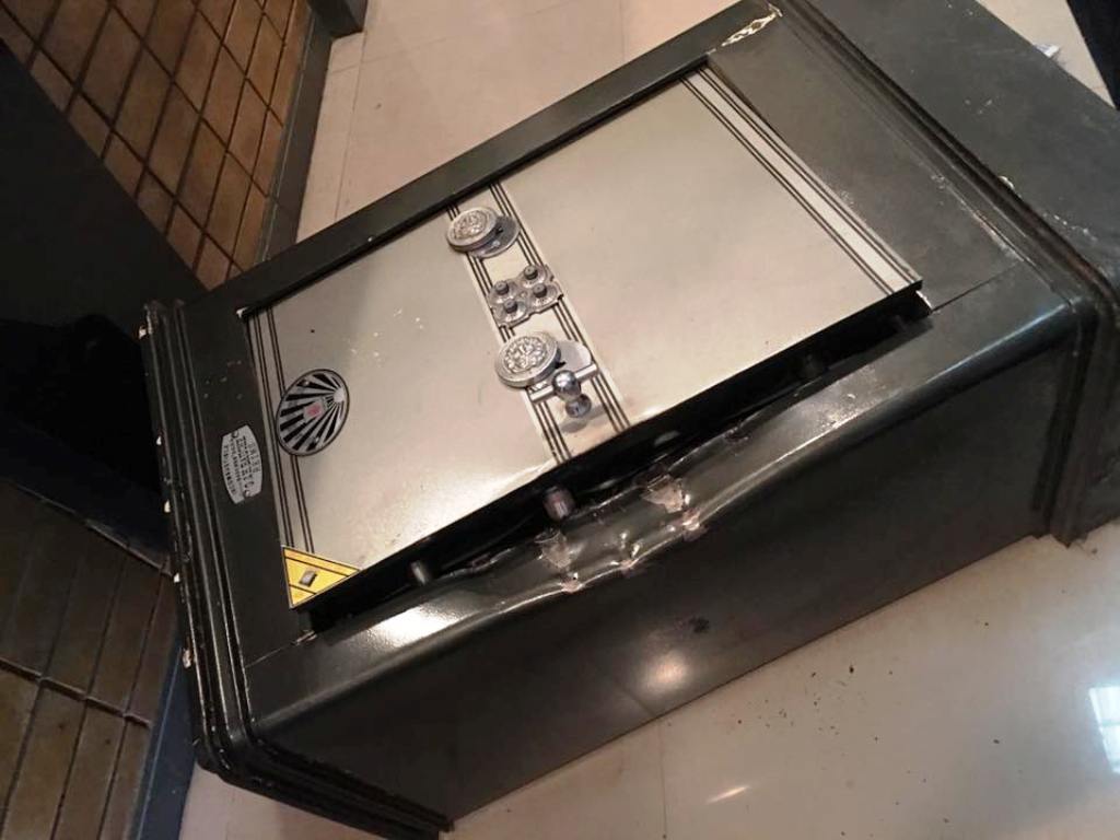 Mơ Thấy Két Sắt Là Điềm Gì? Giải Mã Con Số May Mắn 2 Chiêm bao thấy két sắt trống rỗng