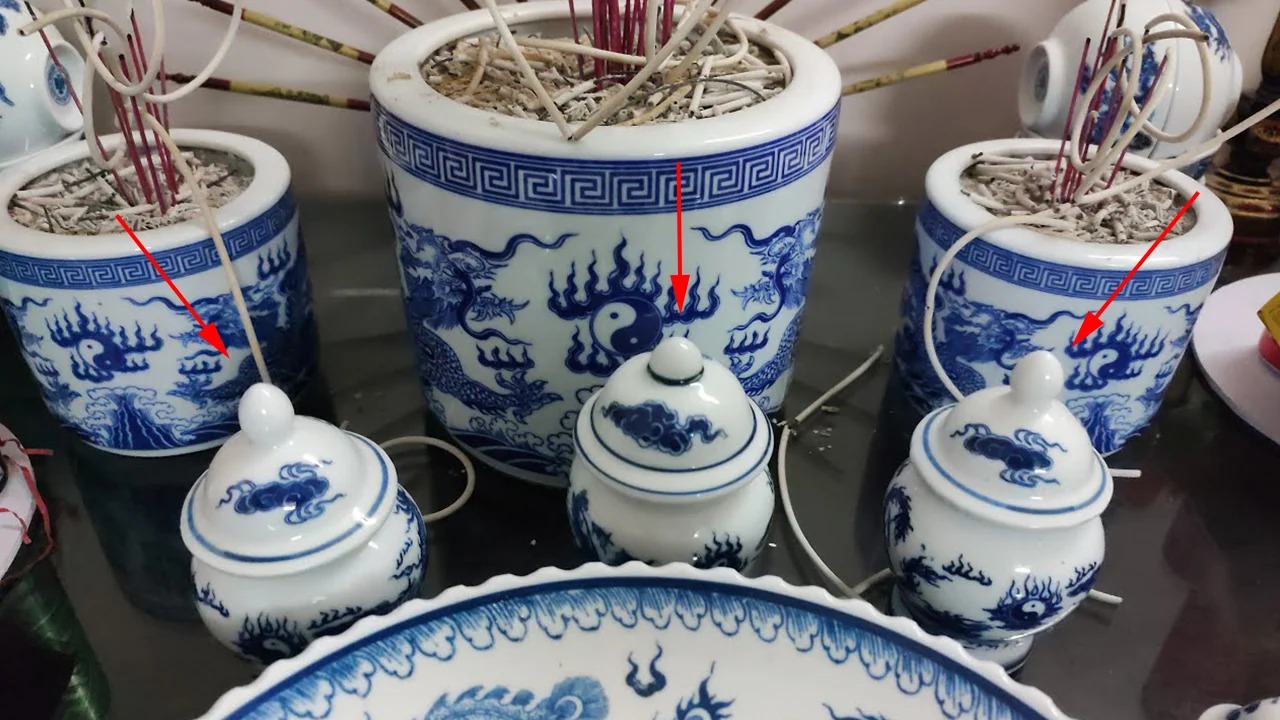 Cách thay hũ gạo muối nước trên bàn thờ đúng chuẩn