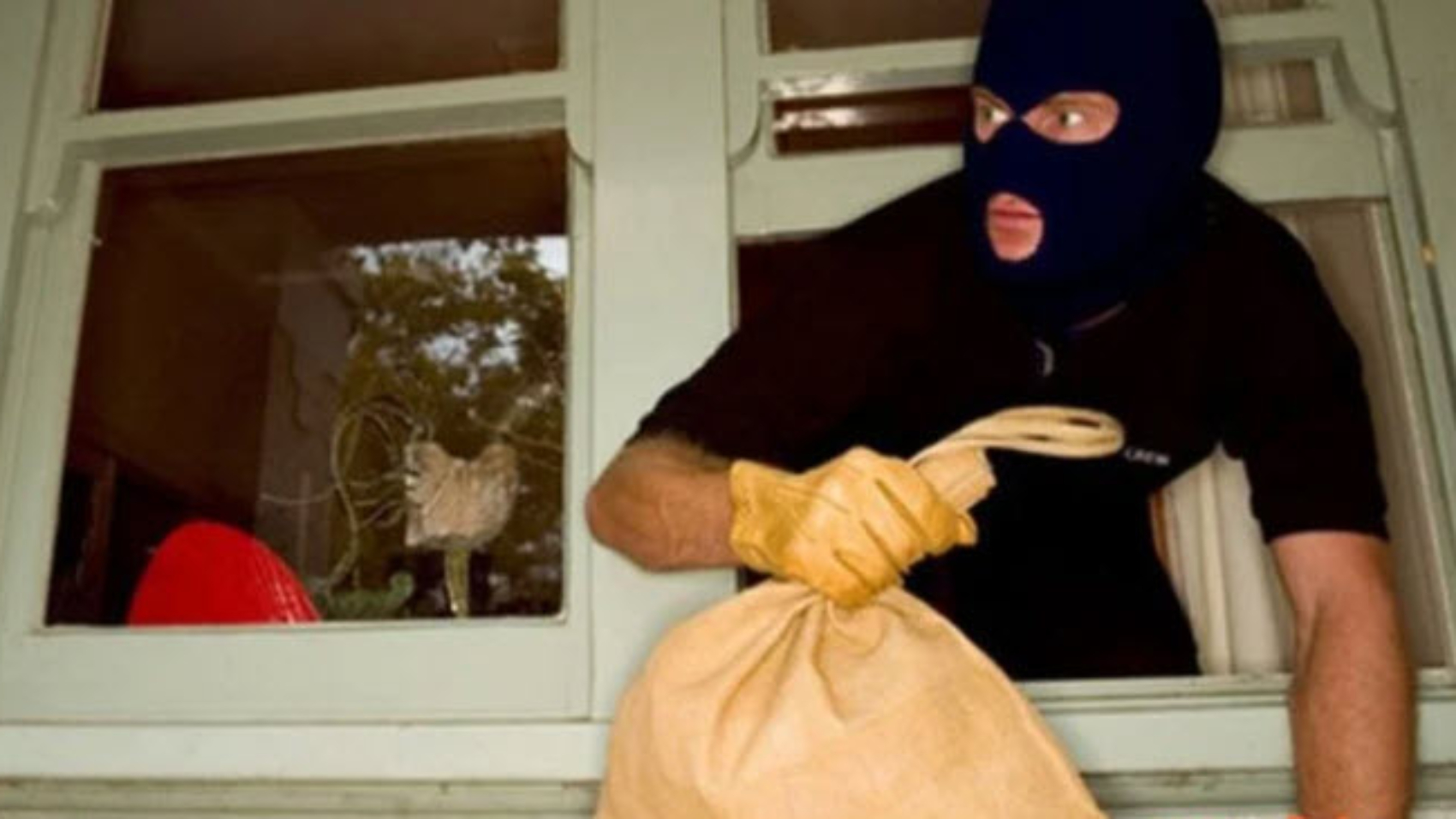 Nằm mơ thấy trộm vào nhà lấy tiền