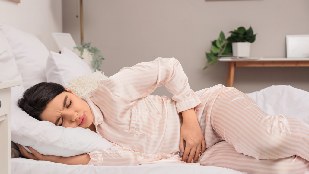 5 tu the nam giup giam dau bung kinh de thuc hien va tot cho giac ngu 1 304f4d4dcc