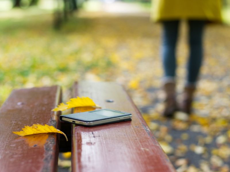 Nằm mơ thấy mất điện thoại là điềm gì? Giải mã chi tiết 3 nằm mơ thấy bị giật mất điện thoại