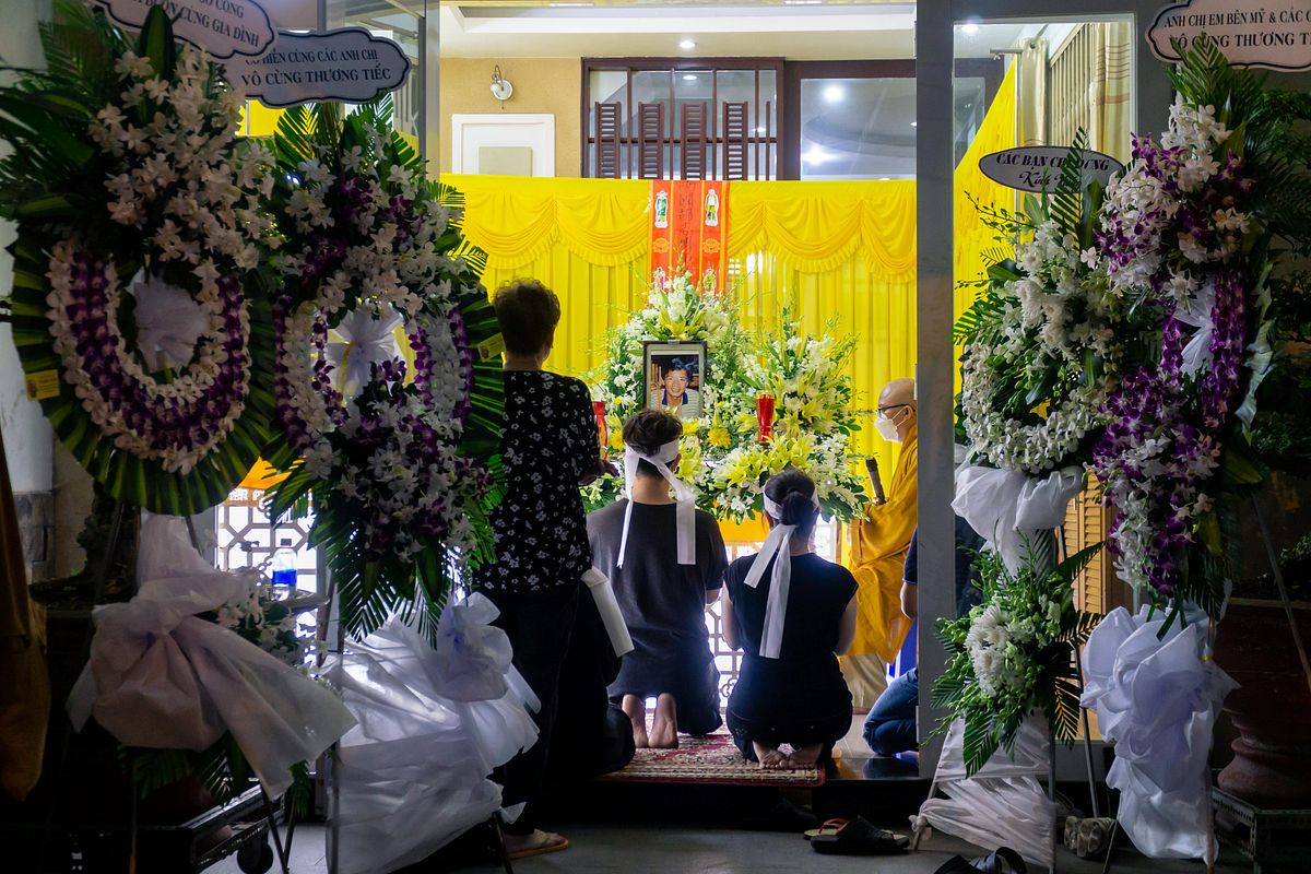 Mơ Thấy Đám Ma 2026? Giải Mã Điềm Báo & Con Số May Mắn 8 giữ tinh thần lạc quan khi mơ đám ma