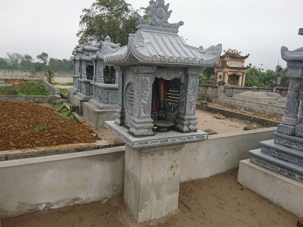 bàn thờ thiên ngoài trời bằng đá