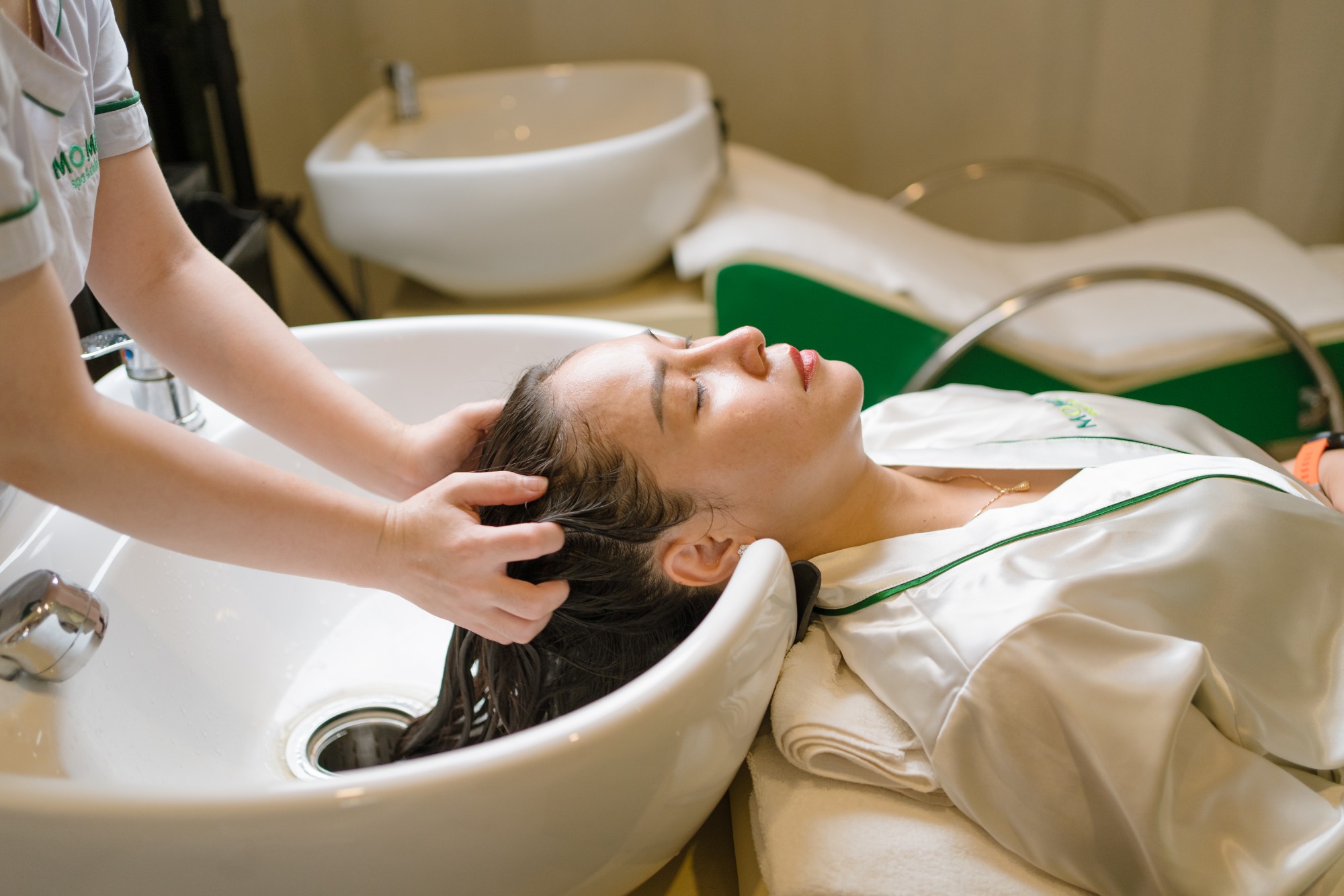 Mơ Gội Đầu Là Điềm Gì? Giải Mã & Con Số May Mắn 2026 4 nằm mơ gội đầu thấy tóc rụng