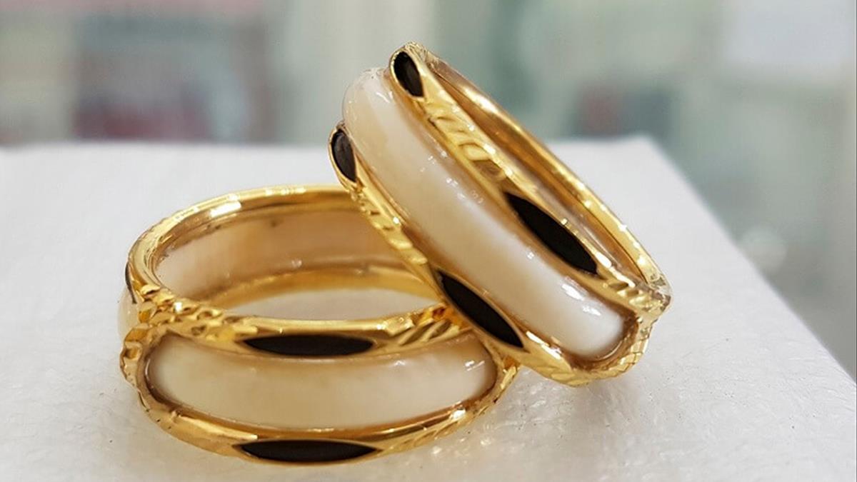 Mơ Thấy Nhẫn Vàng Giải Mã Điềm Báo Và Số May Mắn 2026 3 Nằm mơ thấy nhặt được nhẫn vàng