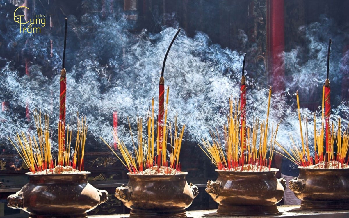 Mơ Thấy Bát Hương Điềm Gì? Giải Mã Chi Tiết Và Số Đẹp 1 Nằm mơ thấy bát hương đang cháy