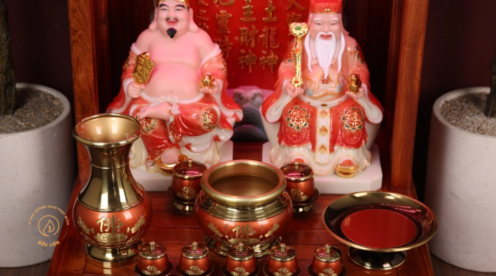 Thay hũ gạo muối trên bàn thờ Thần Tài đúng cách