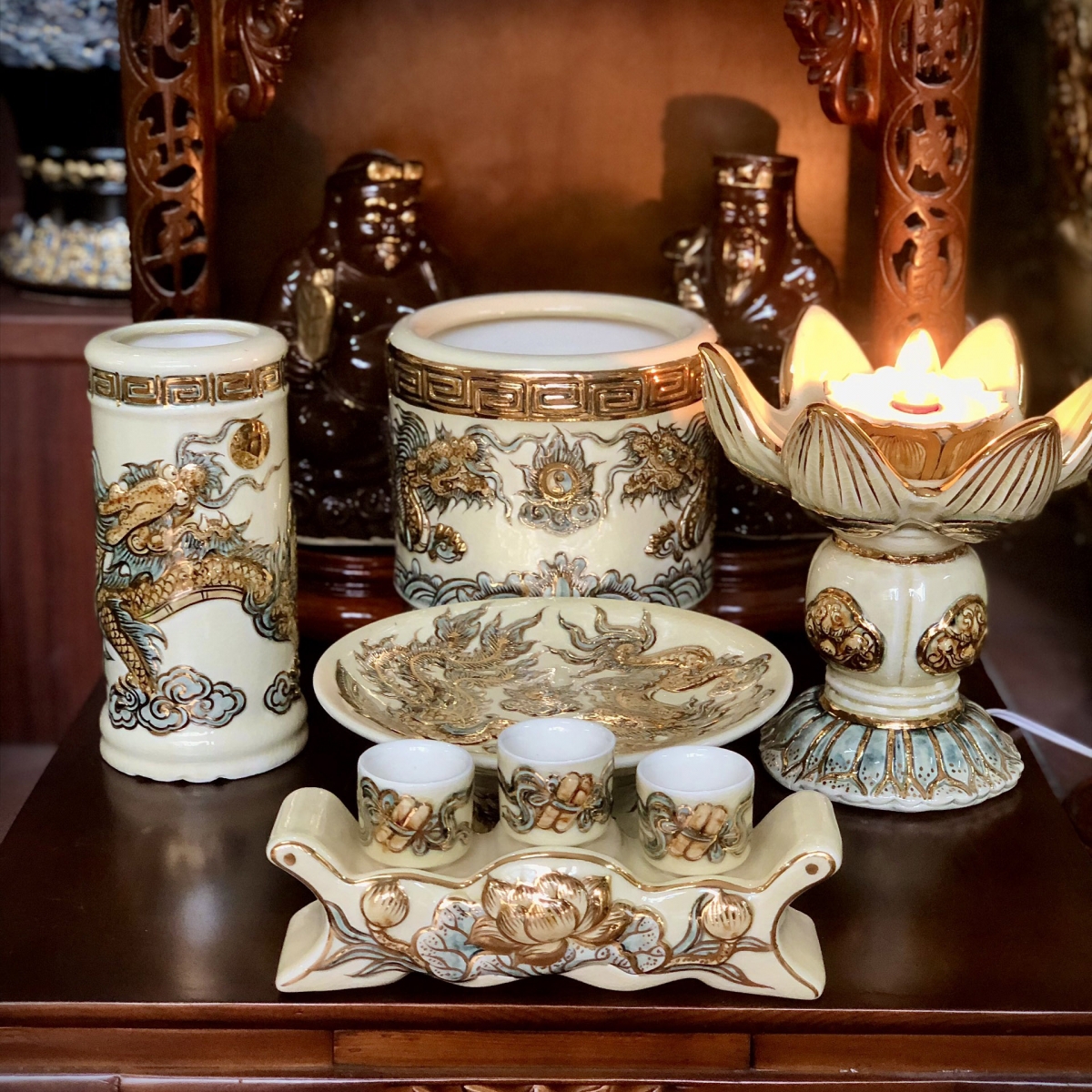 Bát hương trên bàn thờ Thần Tài