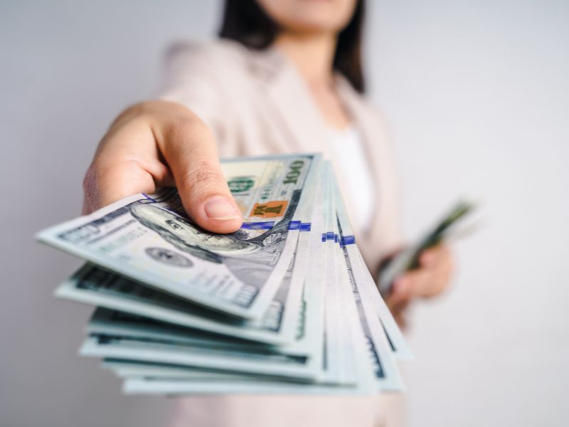 Nằm Mơ Thấy Người Ta Trả Tiền Cho Mình Là Điềm Gì? Đánh Số Mấy? 2 mơ thấy người phụ nữ đưa tiền cho mình