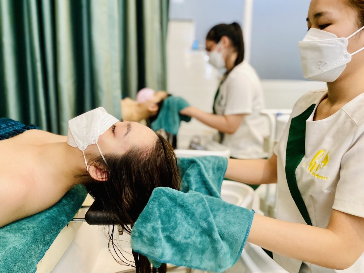 Mơ Gội Đầu Là Điềm Gì? Giải Mã & Con Số May Mắn 2026 2 mơ gội đầu cho người khác