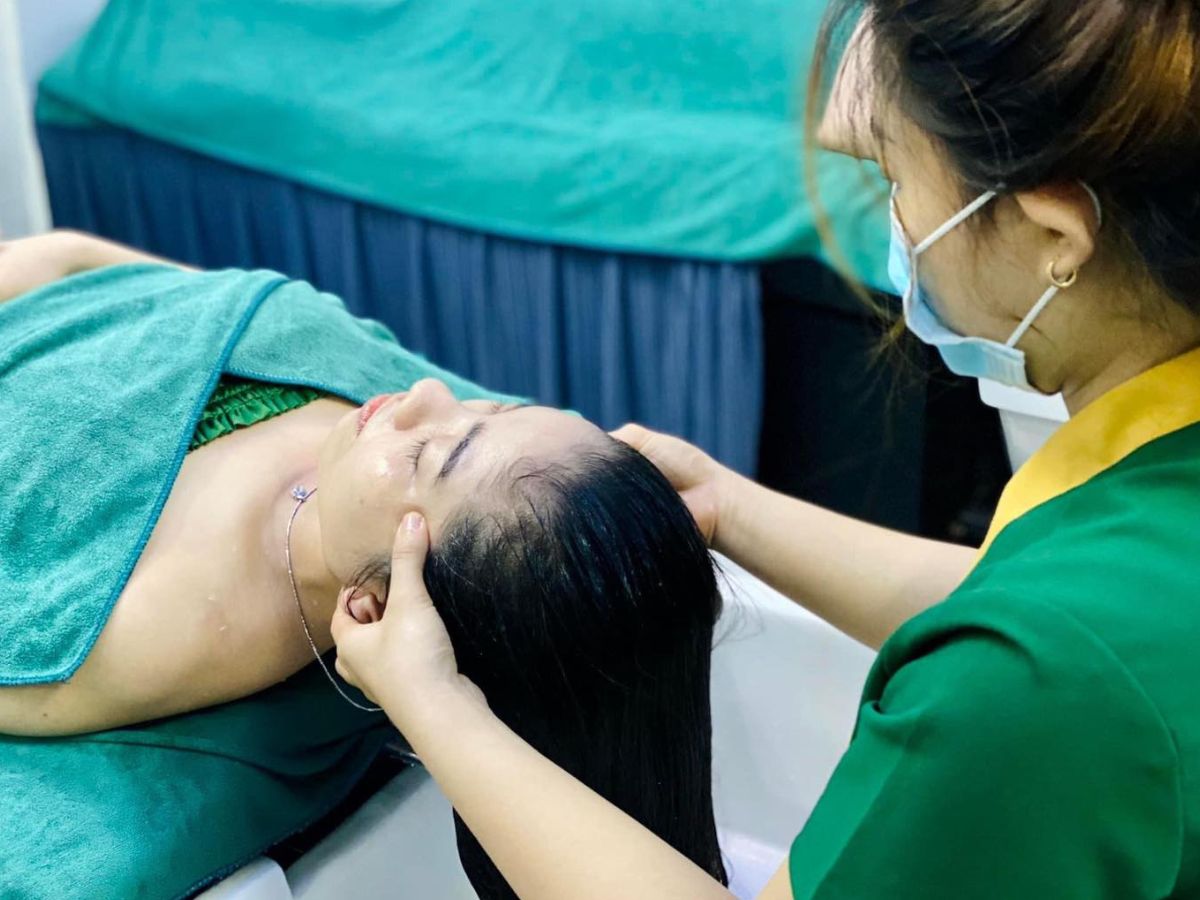 Mơ Gội Đầu Là Điềm Gì? Giải Mã & Con Số May Mắn 2026 5 mơ gội đầu ngoài trời