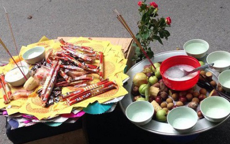 Thực hiện nghi lễ và đọc văn khấn cúng chúng sinh