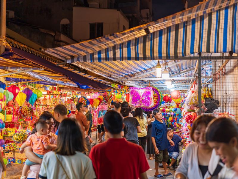 Nằm Mơ Thấy Đông Người Giải Mã 30+ Điềm Báo May Rủi 2026 7 Điềm báo khi mơ thấy mình bị lạc trong đám đông