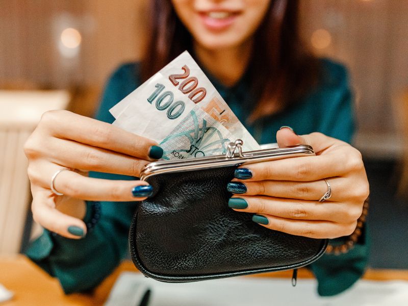 Nằm Mơ Thấy Người Ta Trả Tiền Cho Mình Là Điềm Gì? Đánh Số Mấy? 5 nằm mơ thấy được trả tiền đô la