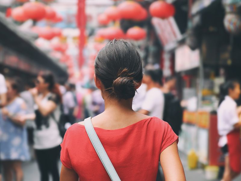 Nằm Mơ Thấy Đông Người Giải Mã 30+ Điềm Báo May Rủi 2026 2 Chiêm bao thấy đám đông vui vẻ ca hát