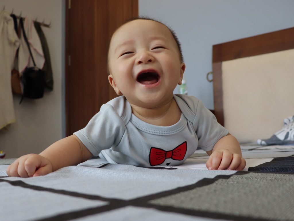 Nằm mơ thấy con nít điềm gì? Con số may mắn 2026 4 Chiêm bao thấy mình đang bế con nít