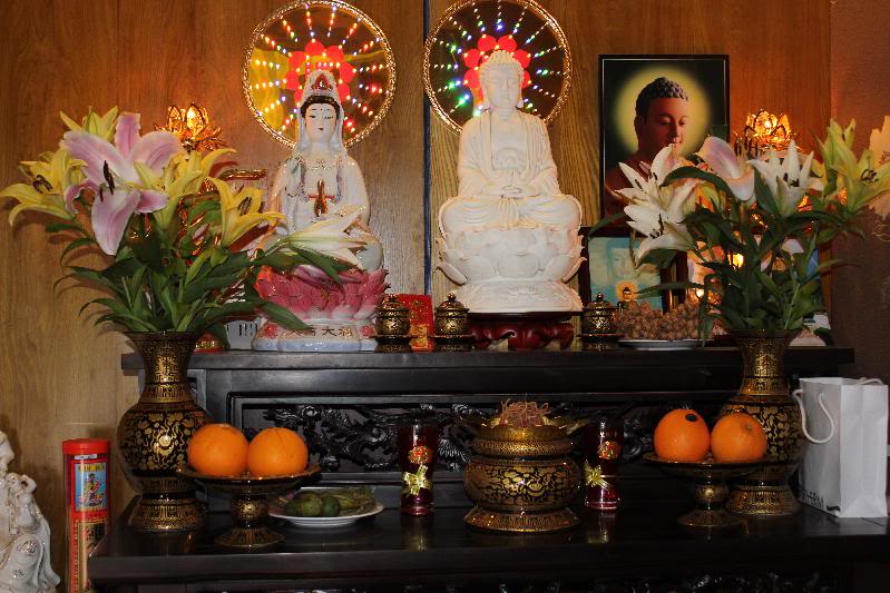 Nằm mơ thấy bàn thờ? Giải mã 30+ điềm báo và con số may mắn 4 mơ thấy bàn thờ Thần Tài Ông Địa