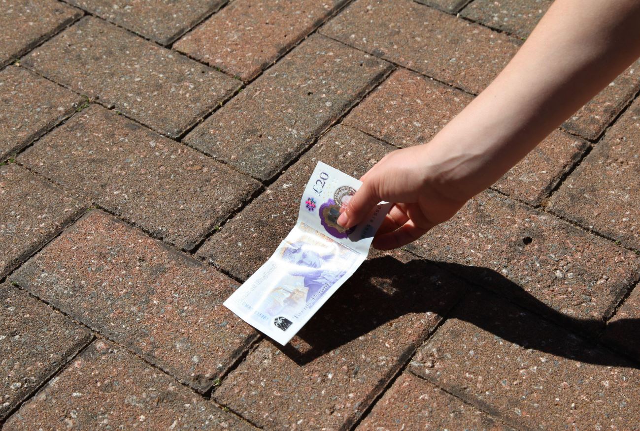 nằm mơ thấy lượm tiền đánh con gì