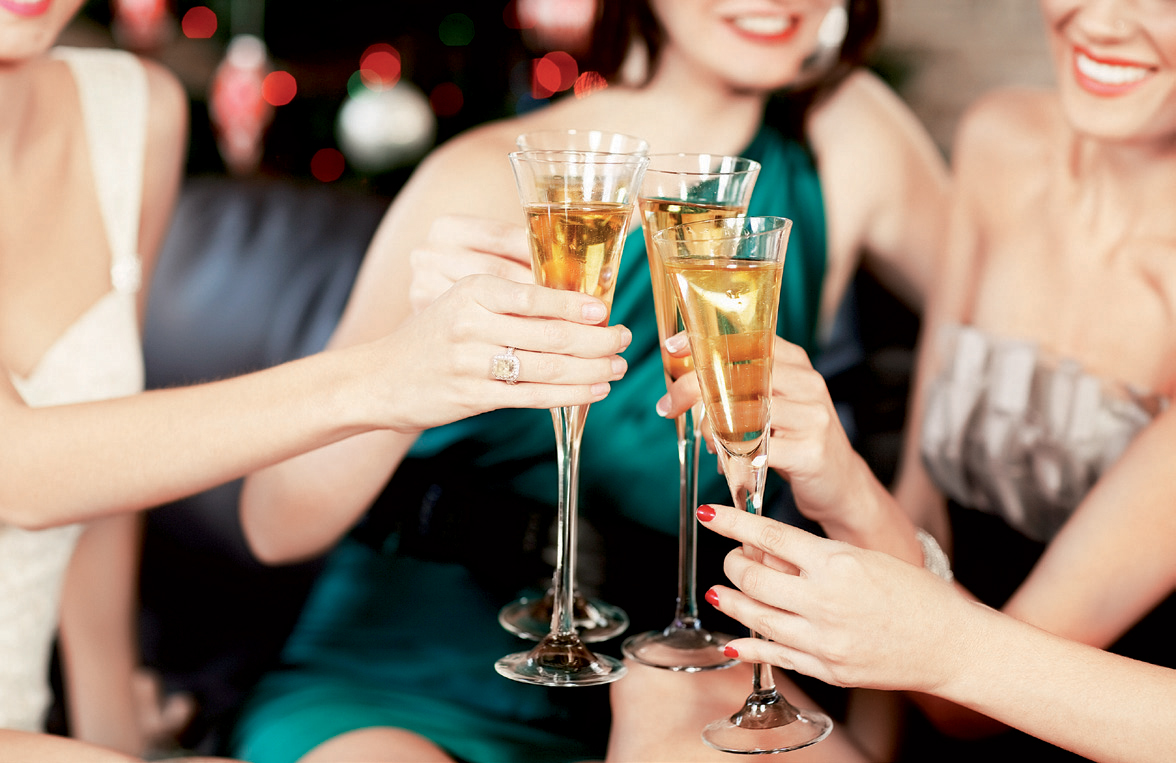 mơ thấy ăn uống tiệc tùng đông người