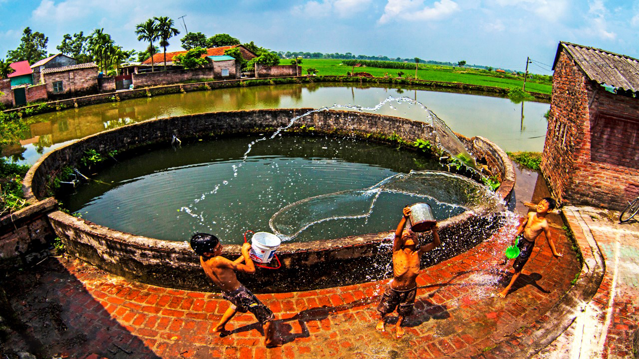 Mơ Thấy Giếng Nước Báo Hiệu Điềm Gì? Luận Giải & Số Đẹp 5 mơ thấy mình đang múc nước giếng