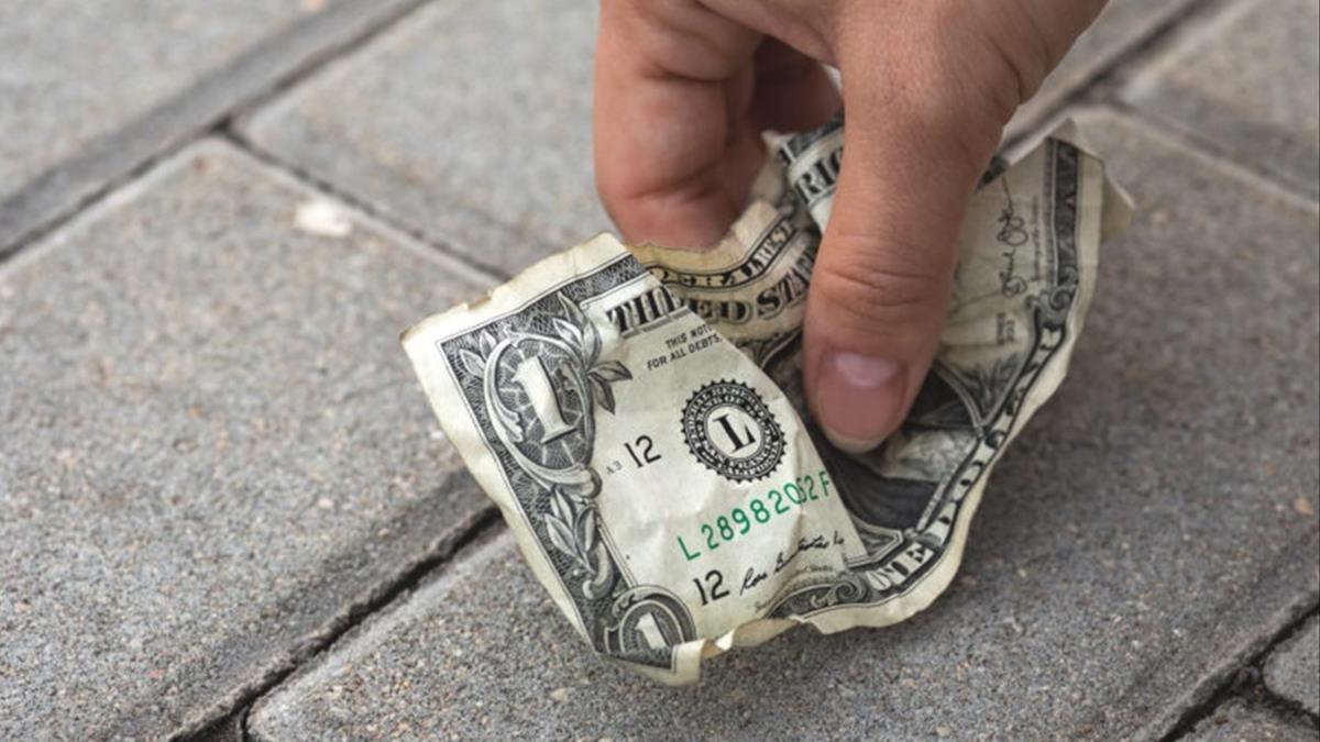 mơ lượm được tiền trên đường