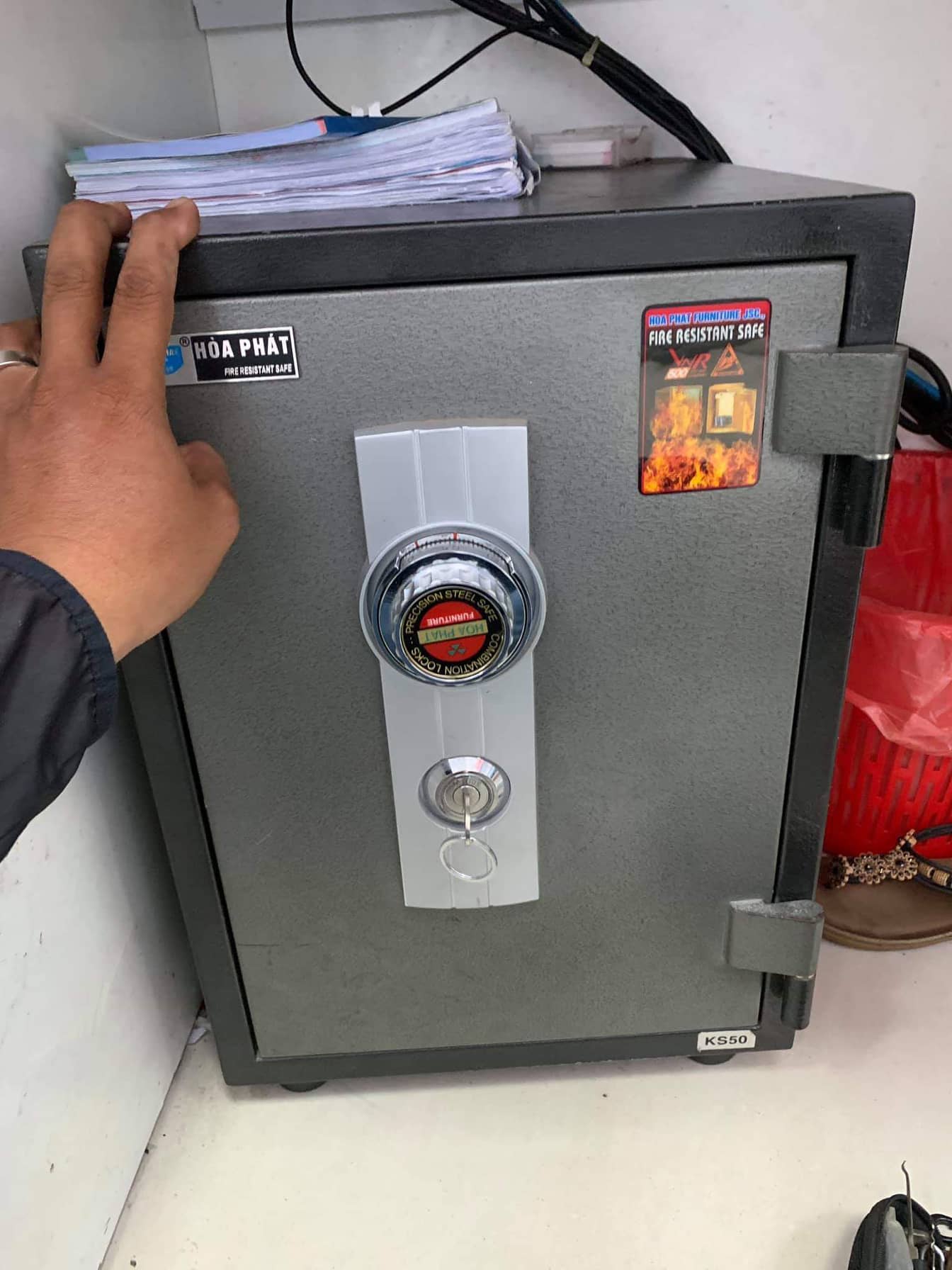 Mơ Thấy Két Sắt Là Điềm Gì? Giải Mã Con Số May Mắn 3 Mơ thấy mình đang cố gắng mở két sắt