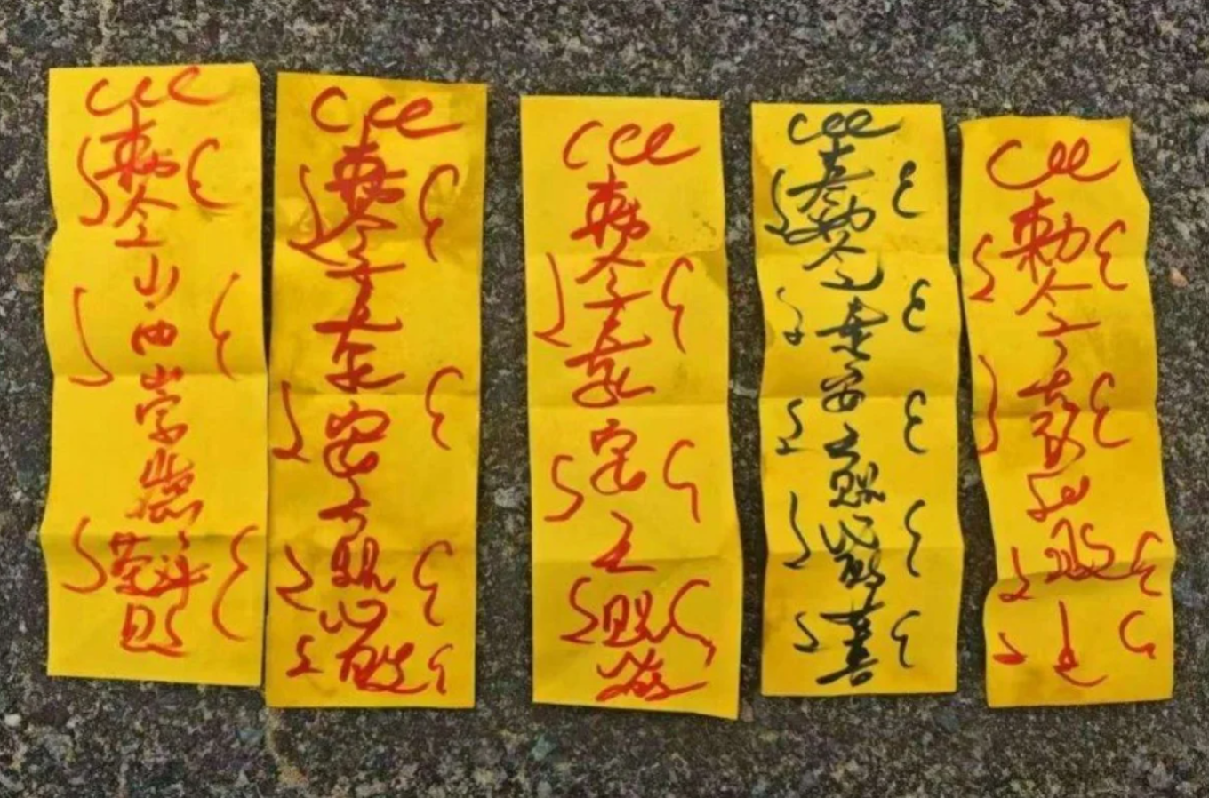 Mơ Thấy Bị Bỏ Bùa Là Điềm Gì? Luận Giải Chi Tiết Nhất 1 mơ thấy bị bỏ bùa