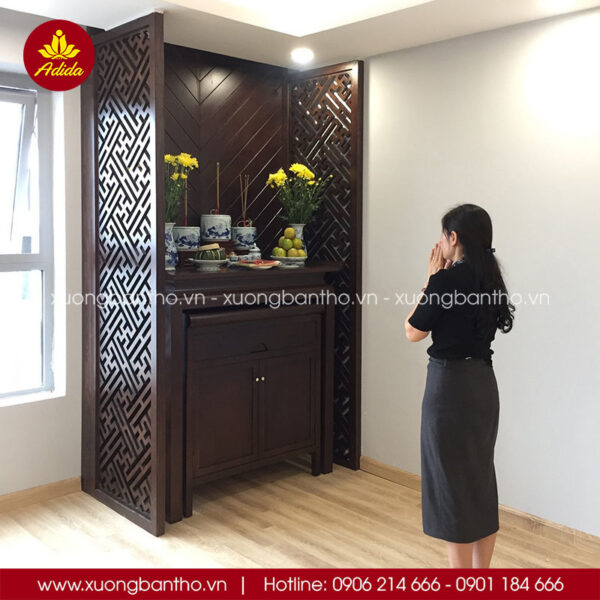 Vách ngăn phòng thờ chung cư màu óc chó