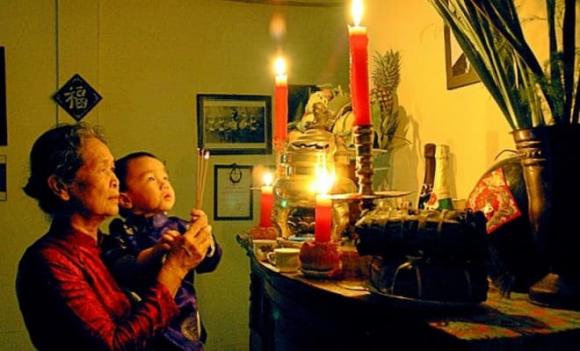 có nên thắp hương buổi tối không