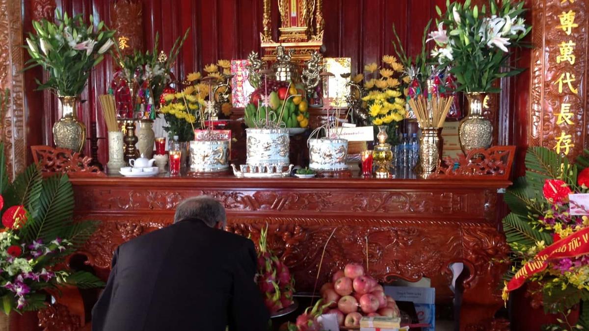 nên cắm hoa gì trên bàn thờ thần tài