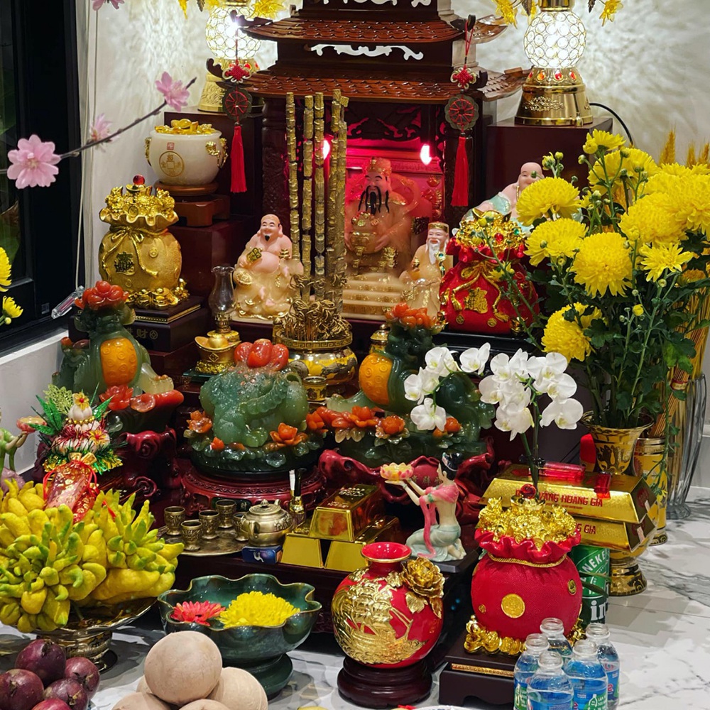 bàn thần tài nên quay hướng nào