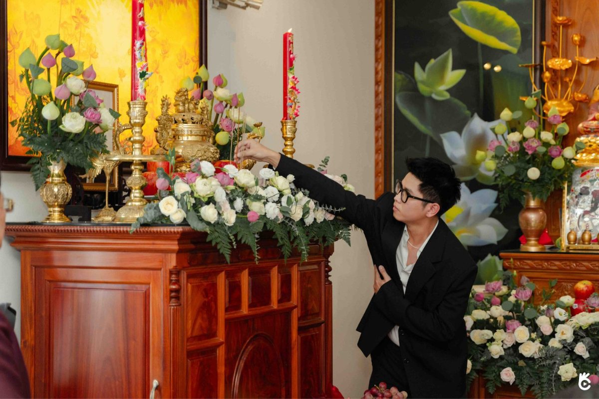 nên cắm hoa gì trên bàn thờ gia tiên