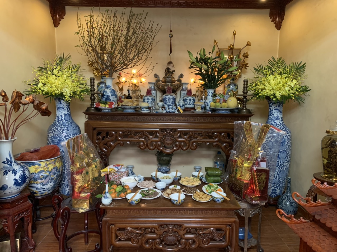 bàn thờ gia tiên cắm hoa gì