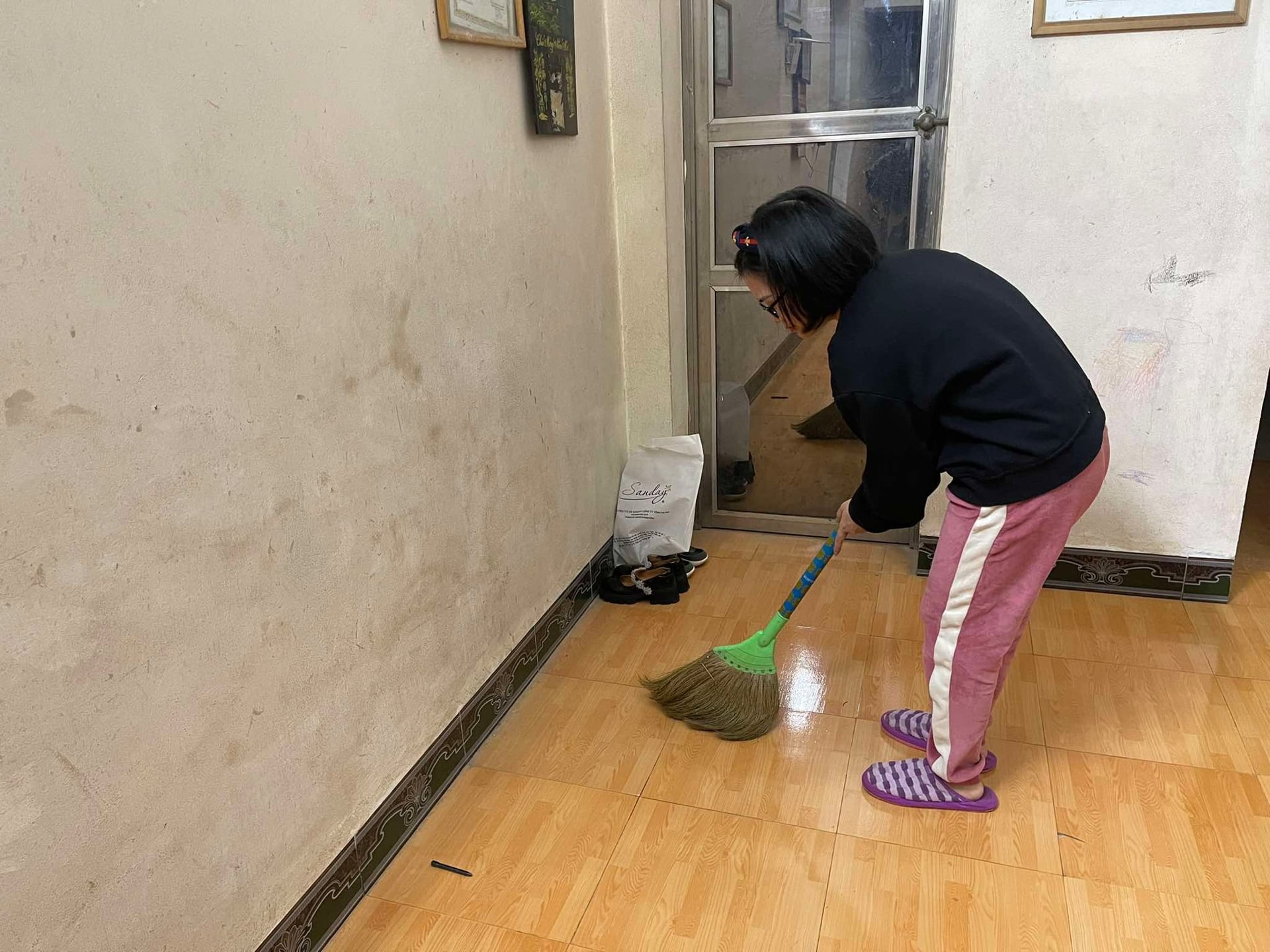 cách quét nhà khéo léo ngày Tết