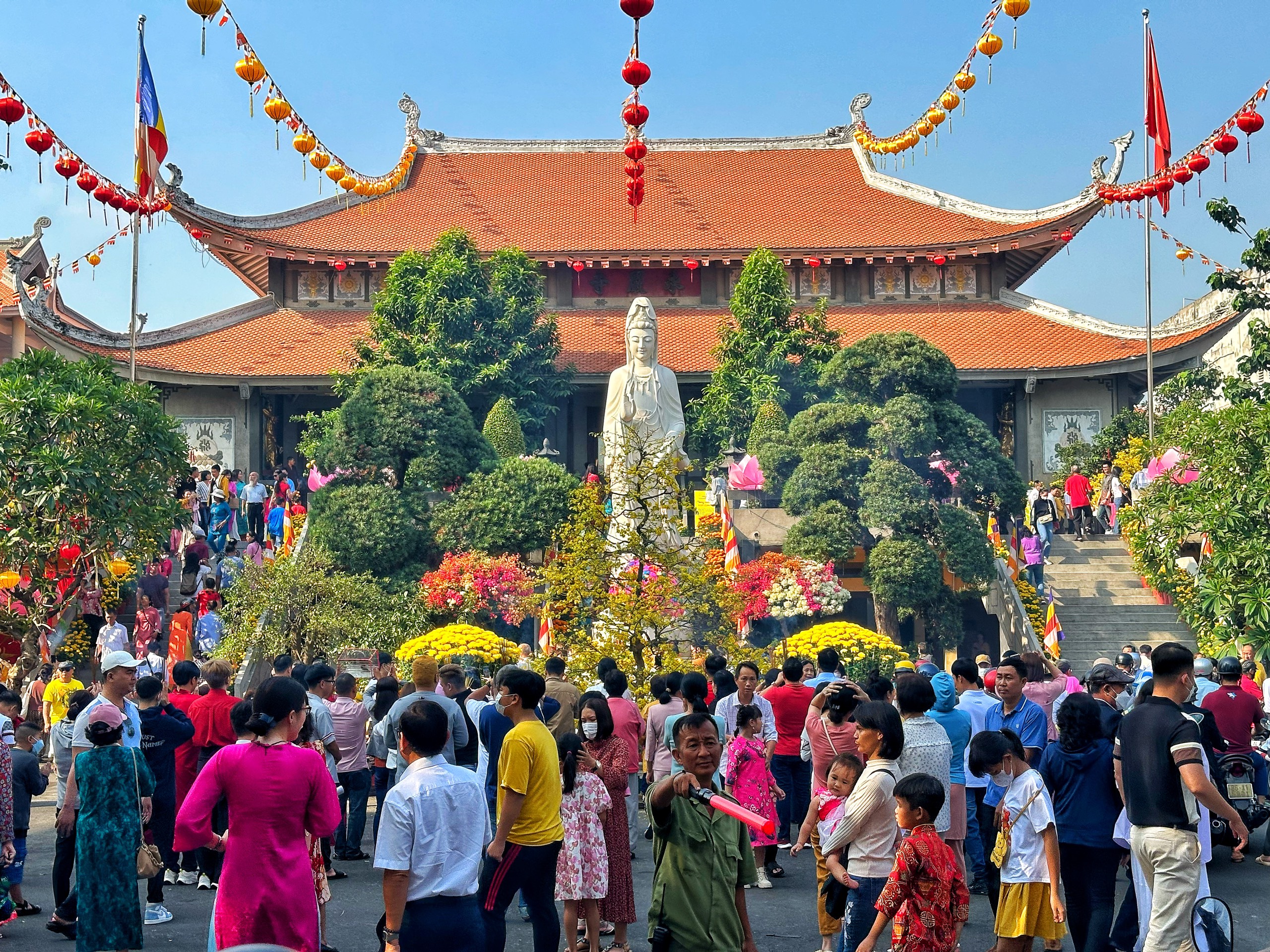 mùng 1 tết nên đi chùa hay đền