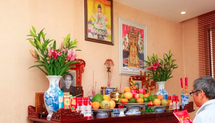 bàn thờ ngày tết cắm hoa gì