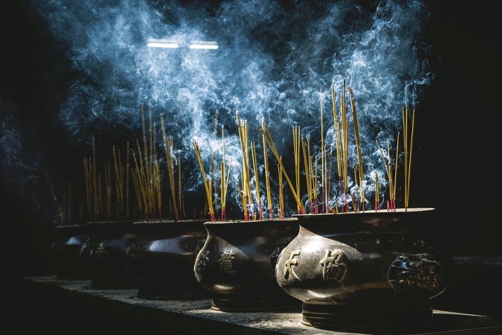 thắp hương buổi tối