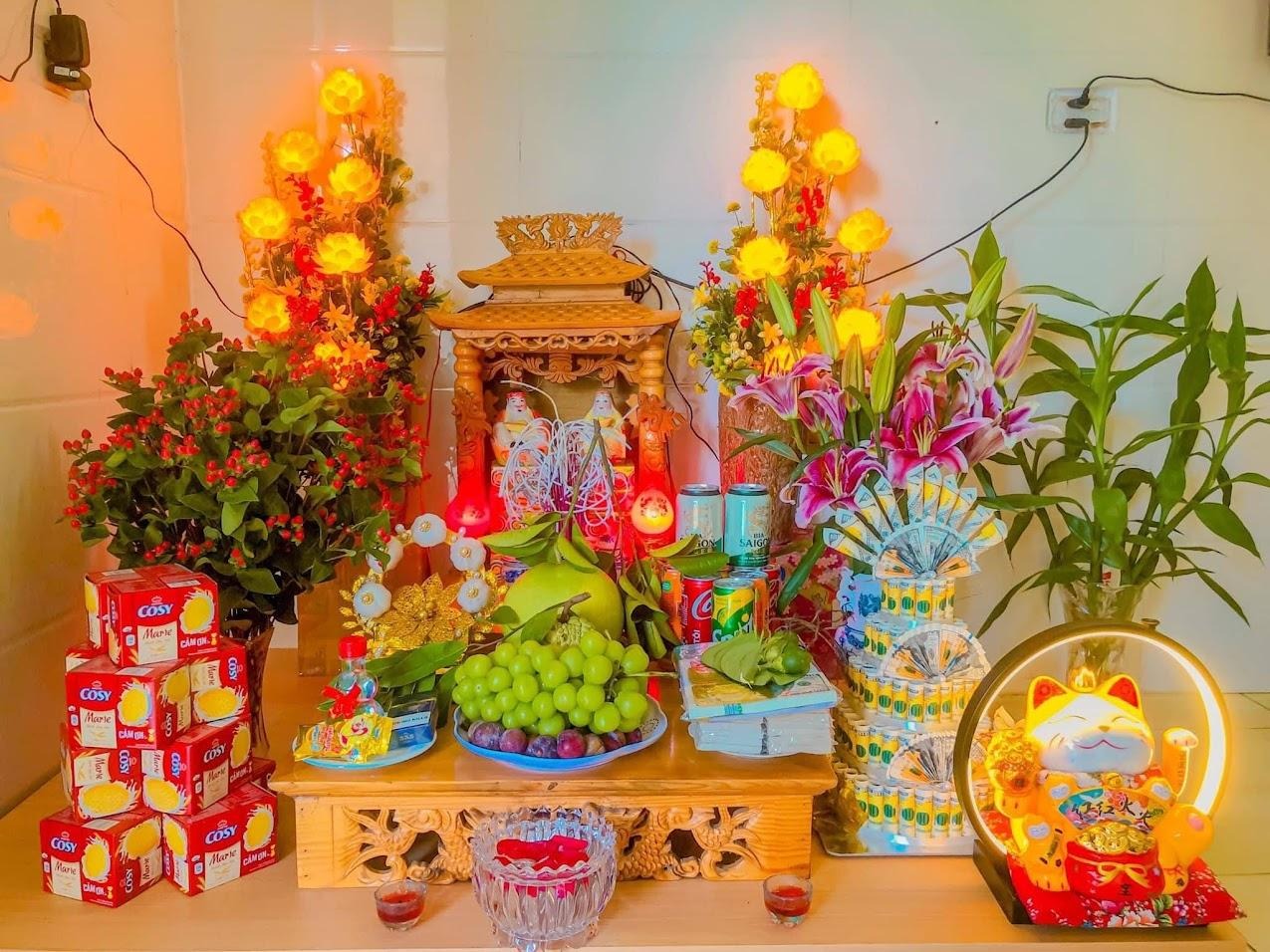 nên cắm hoa gì trên bàn thờ thần tài