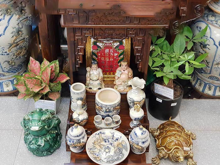 Văn Khấn Lập Bàn Thờ Thần Tài Mới Chuẩn Nhất 2026 4 Tẩy uế bàn thờ Thần Tài trước khi làm lễ