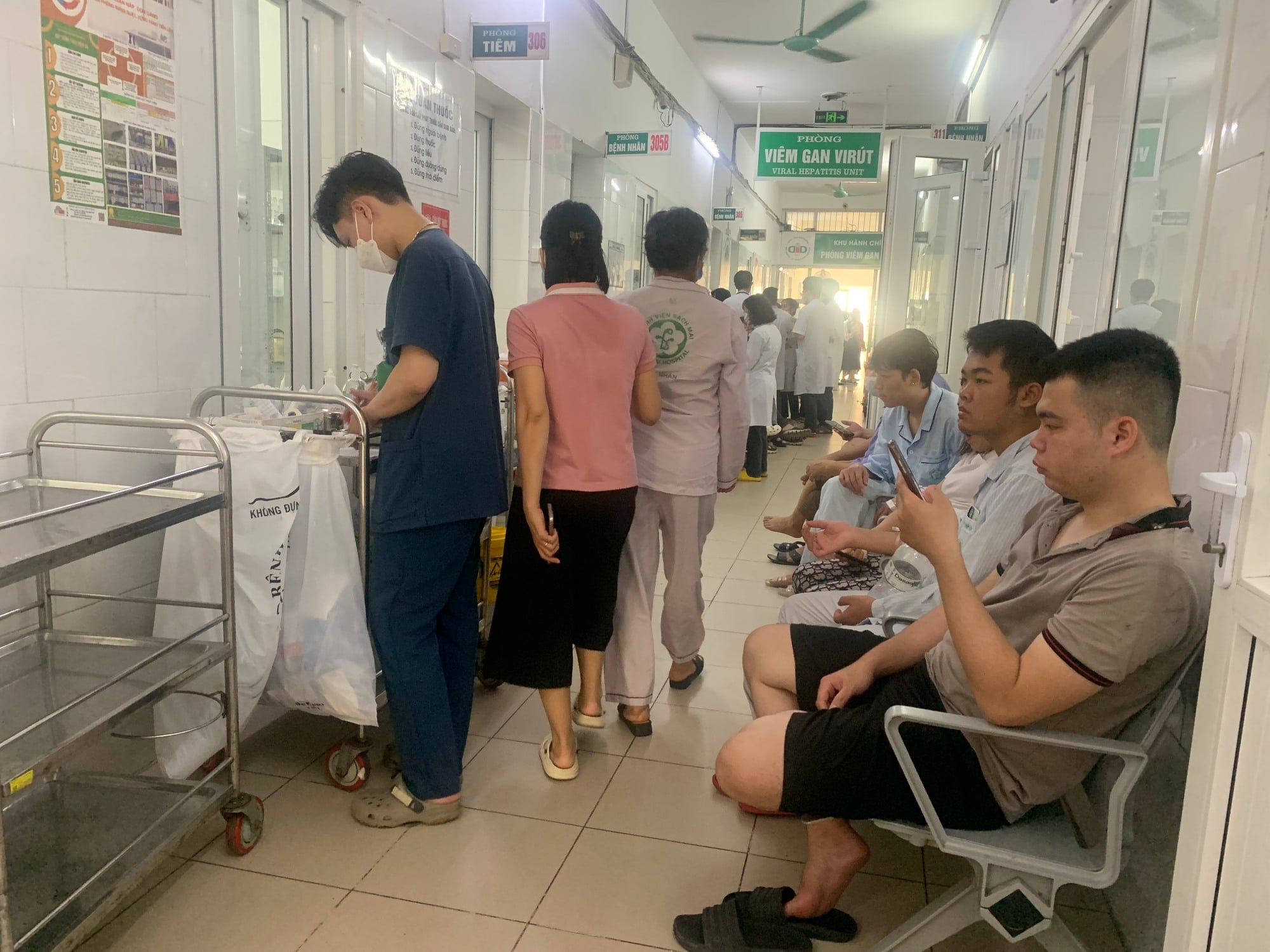 Mùng 1 tết bệnh viện có làm việc không để cấp cứu