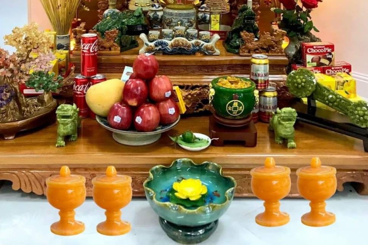 Bát nước Minh Đường Tụ Thủy trên bàn thờ Thần Tài