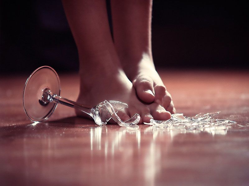 Làm gì khi làm vỡ cốc mùng 3 tết