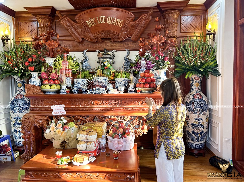 Chuẩn bị dụng cụ trước khi đọc văn khấn lau dọn bàn thờ