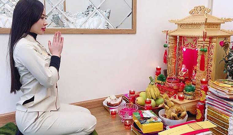 Lau dọn bàn thờ ngày mùng 1