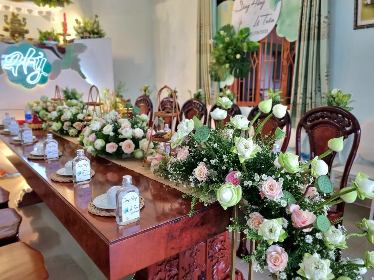 bàn thờ gia tiên cắm hoa gì