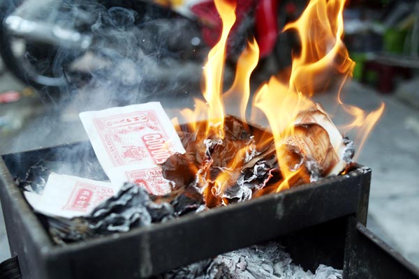 Văn Khấn Hóa Vàng 2026 Và Hướng Dẫn Cúng Chuẩn Nhất 5 Những điều kiêng kỵ khi hóa vàng